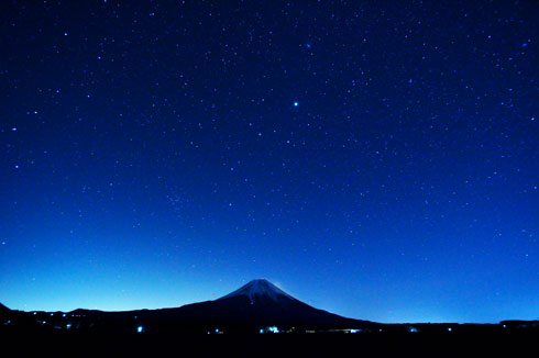 朝霧高原から富士山と星